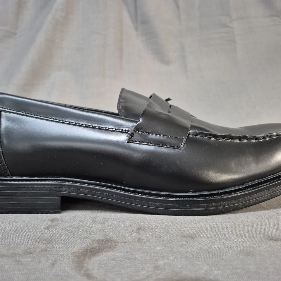 BOXED PAIR OF OFF THE HOOK LOAFERS IN BLACK UK SIZE 12