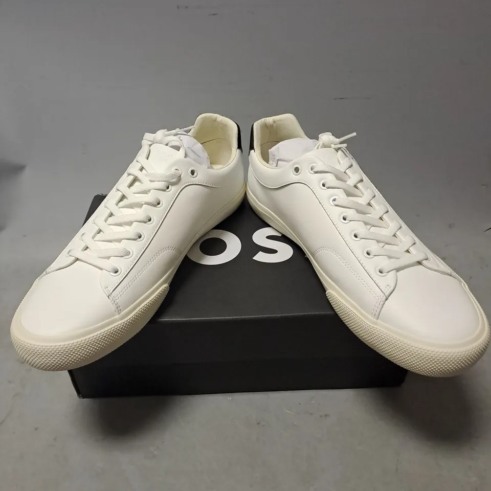 BOXED PAIR OF BOSS AIDEN FLBB TENNIS LOW-TOP TRAINERS IN WHITE SIZE 12