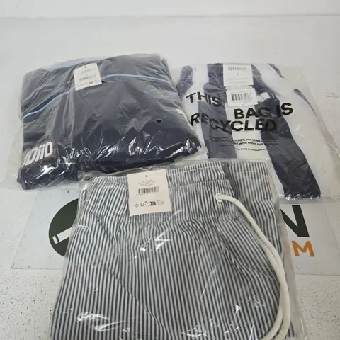 APPROXIMATELY 15 ASSORTED CLOTHING ITEMS IN VARIOUS SIZES, COLOURS & STYLES