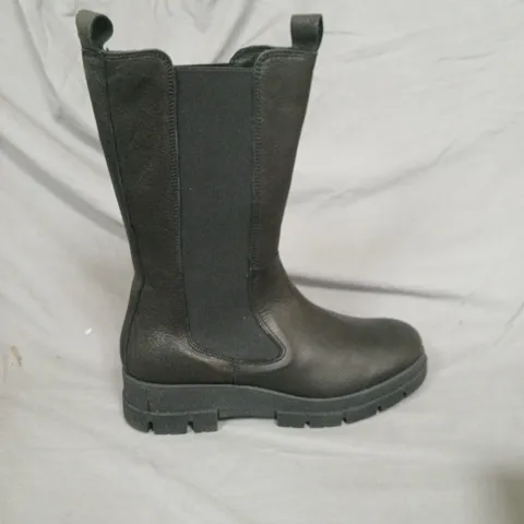 BLACK LEATHER CHUNKY TALL CHELSEA BOOTS - 40