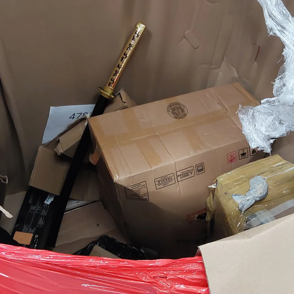 PALLET OF ASSORTED ITEMS INCLUDING: OFFICE CHAIR, METAL SINGLE BED FRAME, DURONIC HEATER, HEAT LAMP