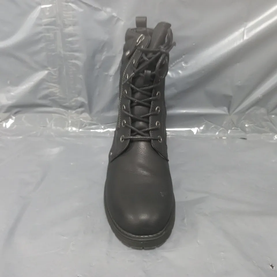 BOXED PAIR OF RIEKER PANEL BOOTS IN BLACK SIZE 5