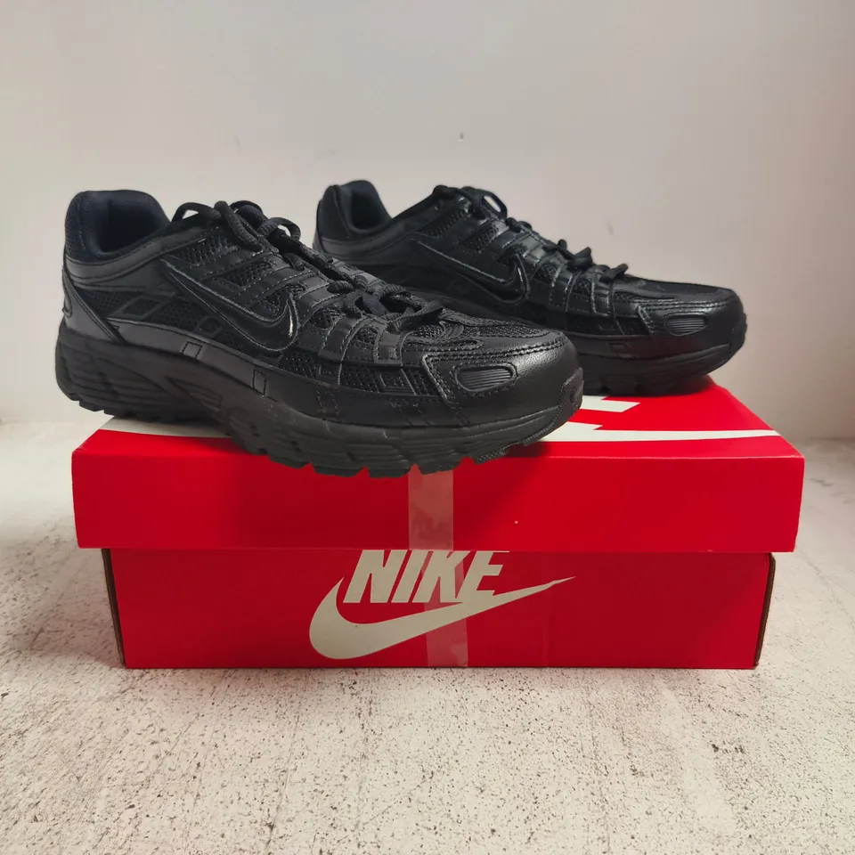 BOXED PAIR OF NIKE P-6000 TRAINERS IN BLACK SIZE UK 5