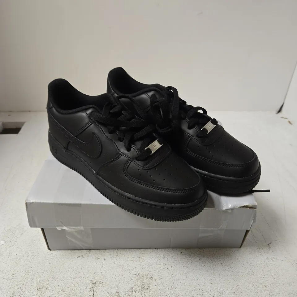 NIKE AIR FORCE 1 LE BLACK – UK 6