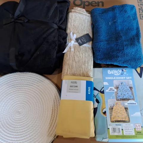 LOT OF APPROXIMATELY 15 ASSORTED HOME FABRIC ITEMS TO INCLUDE THROWS, TABLE RUNNERS AND FITTED SHEETS