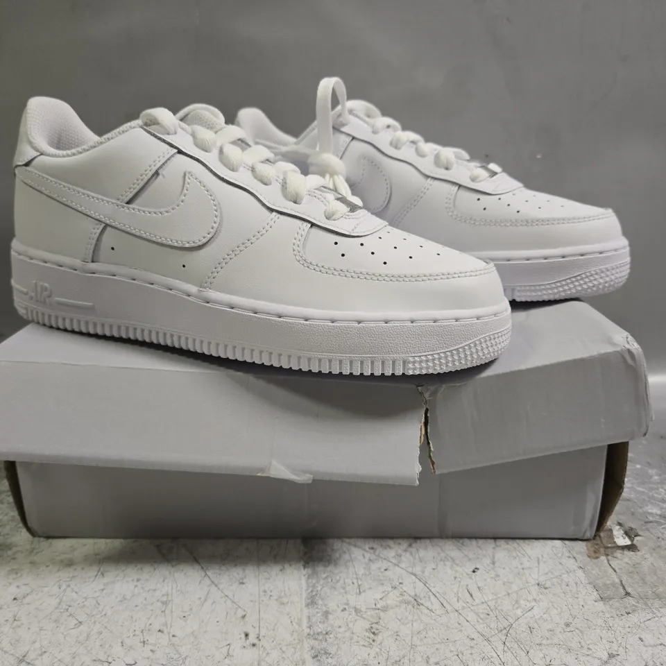 BOXED PAIR OF NIKE AIR FORCE 1 SHOES IN WHITE SIZE UK 5.5