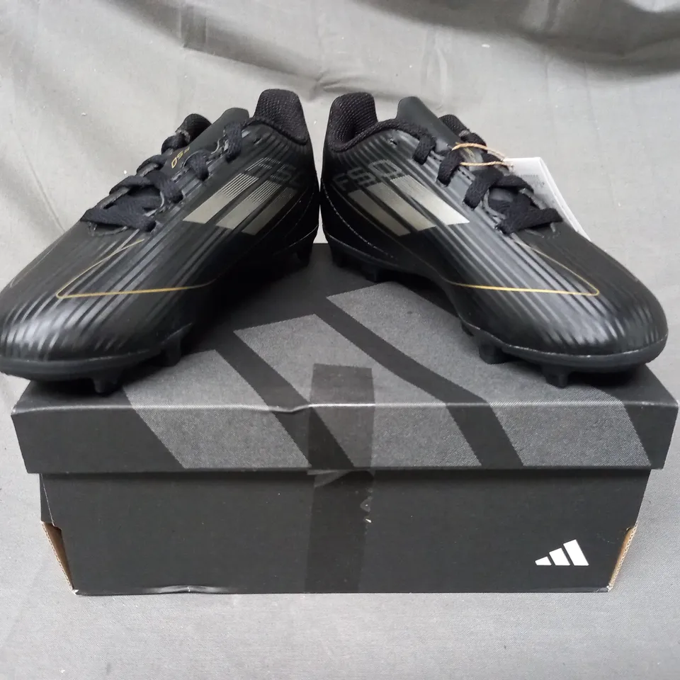 BOXED PAIR OF ADIDAS F50 CLUB KIDS FOOTBALL BOOTS IN BLACK UK SIZE 11