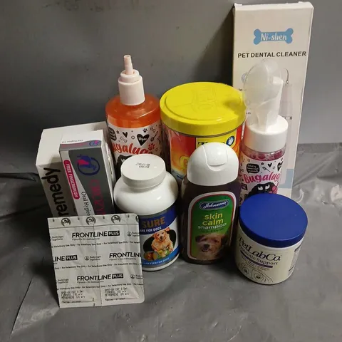 APPROXIMATELY 15 ASSORTED PET SUPPLIES ITEMS TO INCLUDE - PET DENTAL CLEANER - BUGALUGS PAW CLEANER - PETLABCO PROBIOTIC SUPPORT - ETC