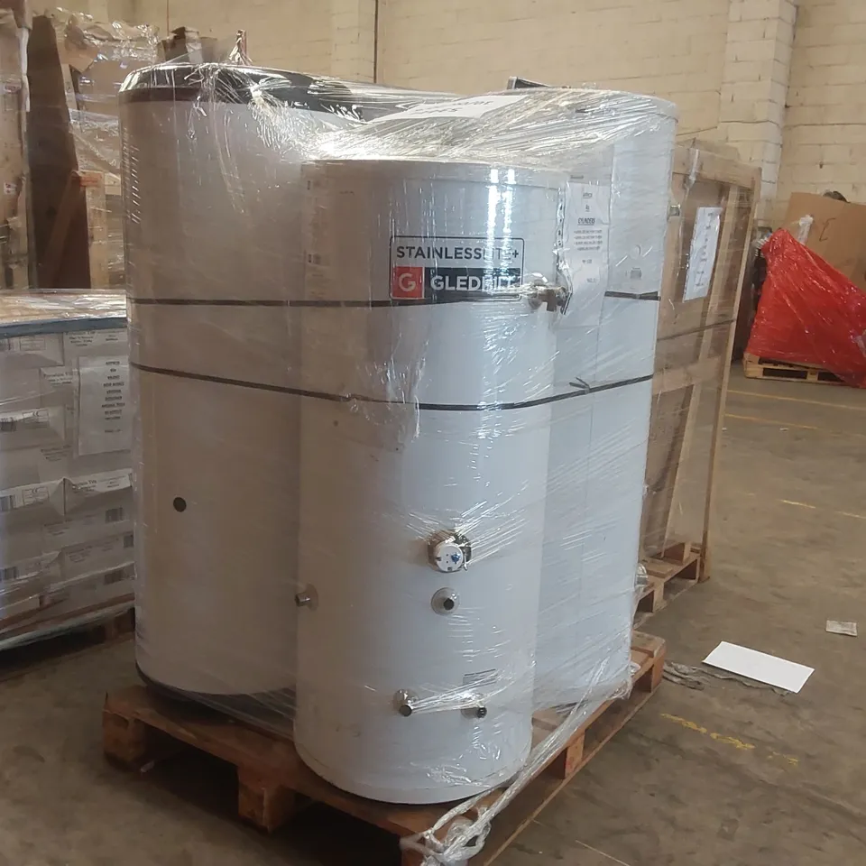 PALLET CONTAINING APPROXIMATELY 4x CYLINDERS