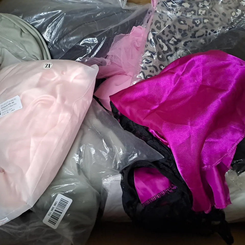 BOX OF APPROXIMATELY 20 ASSORTED CLOTHING & FASHION ITEMS IN VARIOUS STYLES AND SIZES TO INCLUDE SHEIN, ORIGINALITY, SLAZENGER, ETC