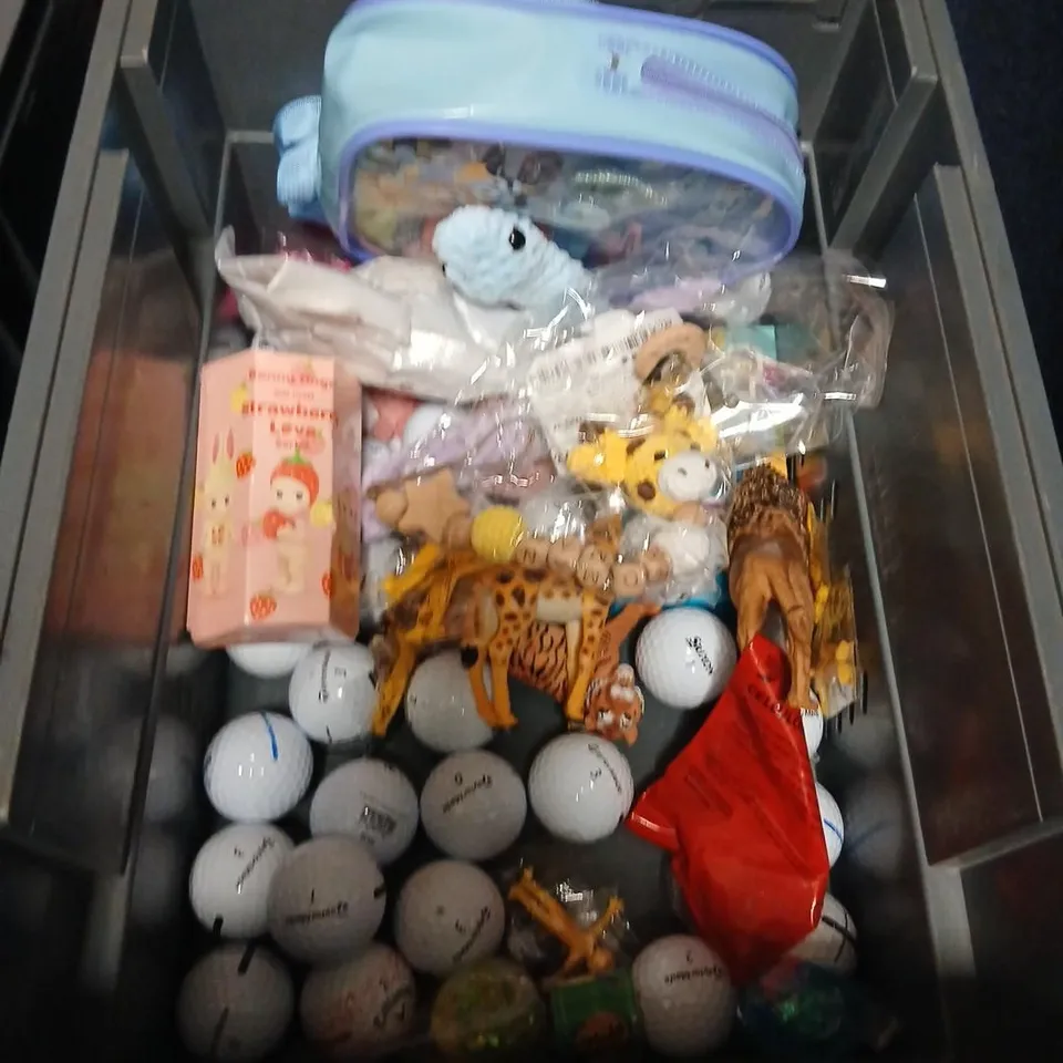 LARGE QUANTITY OF ASSORTED TOYS AND ACCESSORIES TO INCLUDE; GOLF BALLS, CRABBING LINE, MINI GLOBE, SUPER MARIO SUPER SIZE FIGURE COLLECTION, ICOQUIT SMOKERLYZER, DECATHLON SWIM CAP AND SQUEEZE BALL