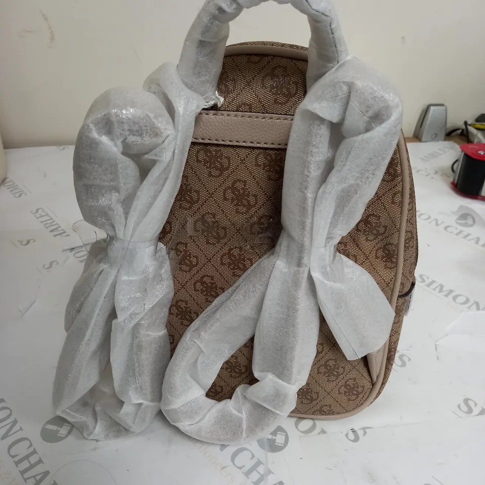 GUESS LATTE LOGO BACKPACK 