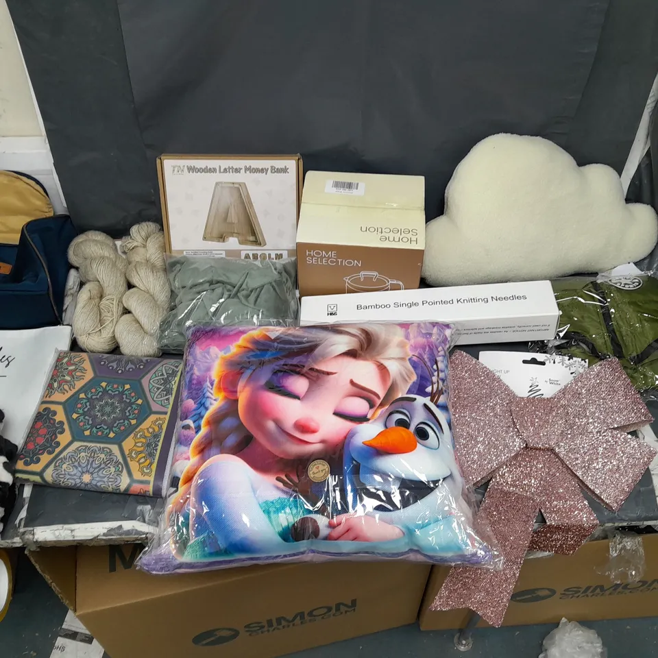 BOX OF APPROXIMATELY 10 ASSORTED ITEMS TO INCLUDE - FROZEN PILLOW, JOHN LEWIS CLOUD PLUSH, AND WOODEN LETTER MONEY BOX ETC. 