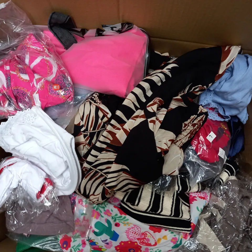 LARGE QAUNTIITY OF ASSORTED CLOTHING ITEMS TO INCLUDE SKIRTS, T-SHIRTS AND DRESSES