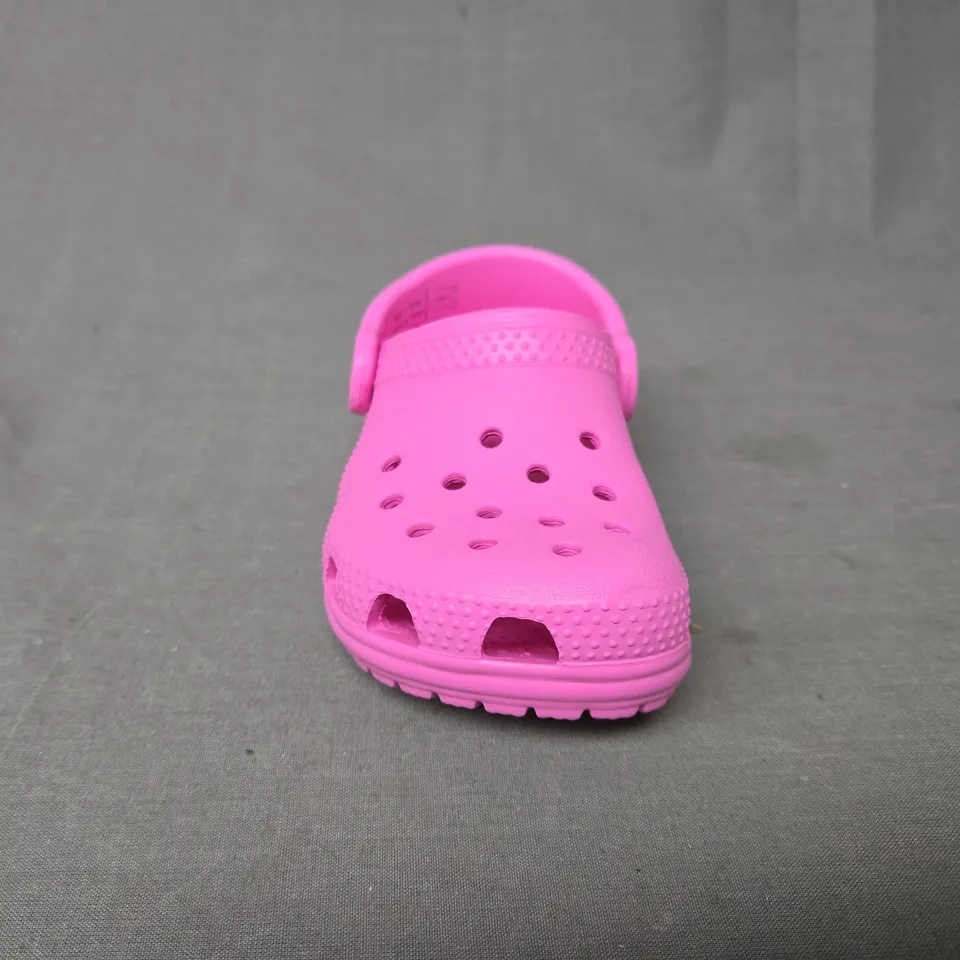 CROCS CLASSIC INFANT S CLOG SANDAL WITH BACK STRAP IN TAFFY PINK - UK C7