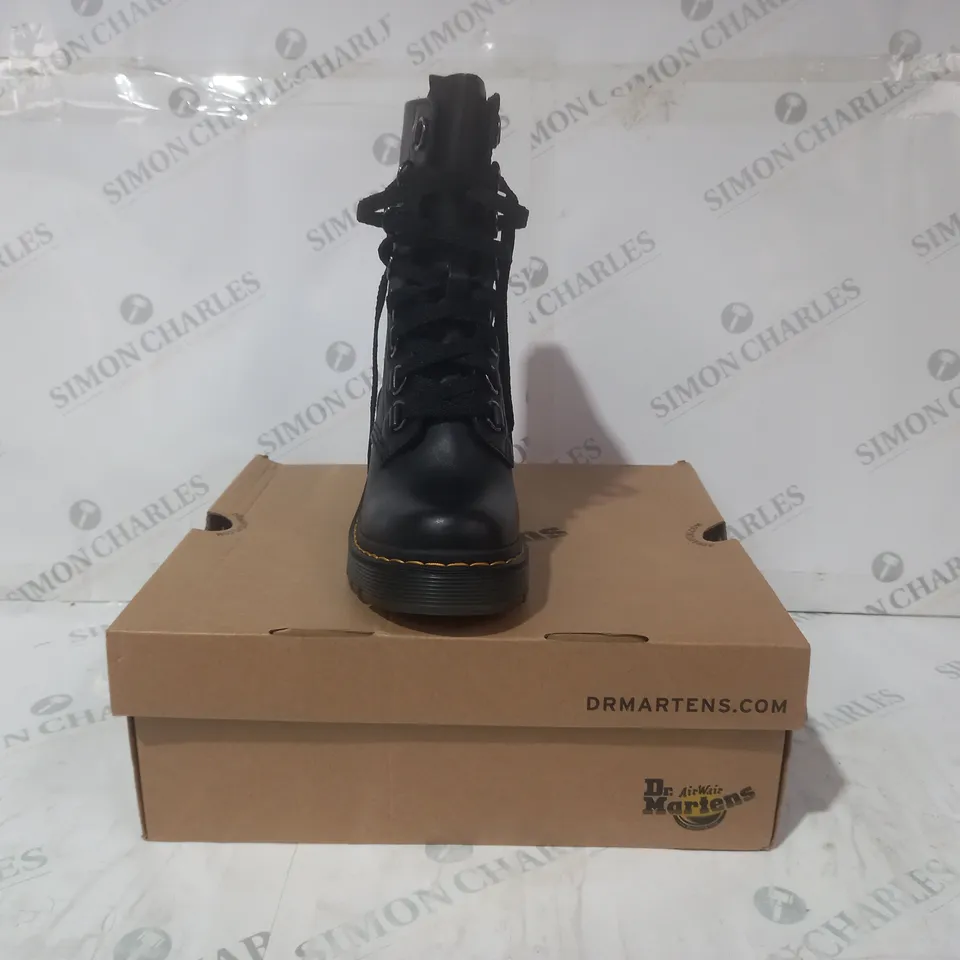 BOXED PAIR OF DR MARTENS CHESNEY BOOTS IN BLACK UK SIZE 4