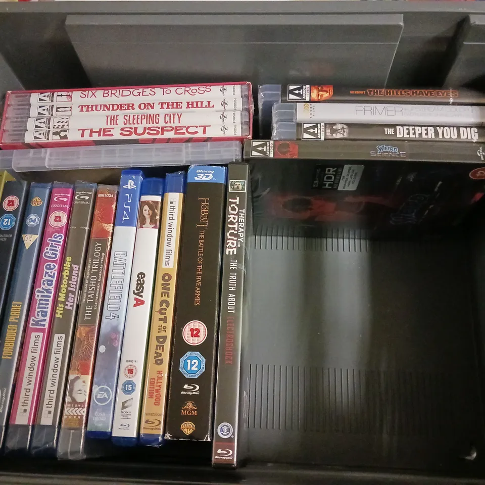 LOT OF APPROXIMATELY 28 ASSORTED MEDIA ITEM TO INCLUDE SPACE JAM DVD, BATTLEFIELD 4 PS4 AND HOBBIT BLUE RAY