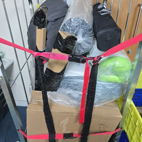 APPROXIMATELY 15 ASSORTED ITEMS TO INCLUDE CUSHIONS, KARCHER PAD GREEN, MISCELLANEOUS DECOR, ETC