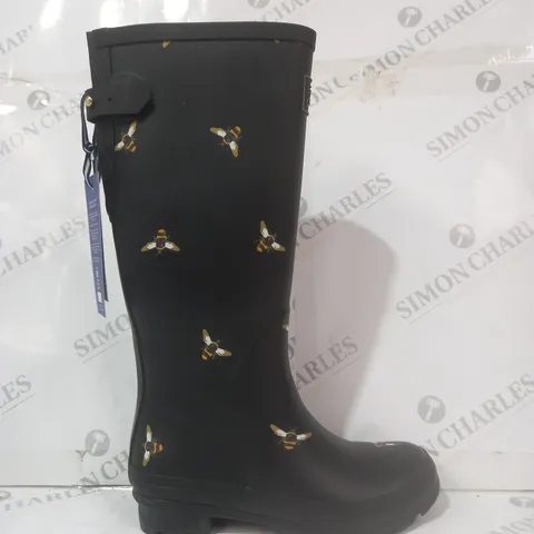 BOXED PAIR OF JOULES WELLINGTON BOOTS IN BLACK W. BEE DESIGN UK SIZE 5
