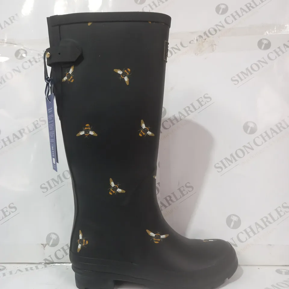 BOXED PAIR OF JOULES WELLINGTON BOOTS IN BLACK W. BEE DESIGN UK SIZE 5