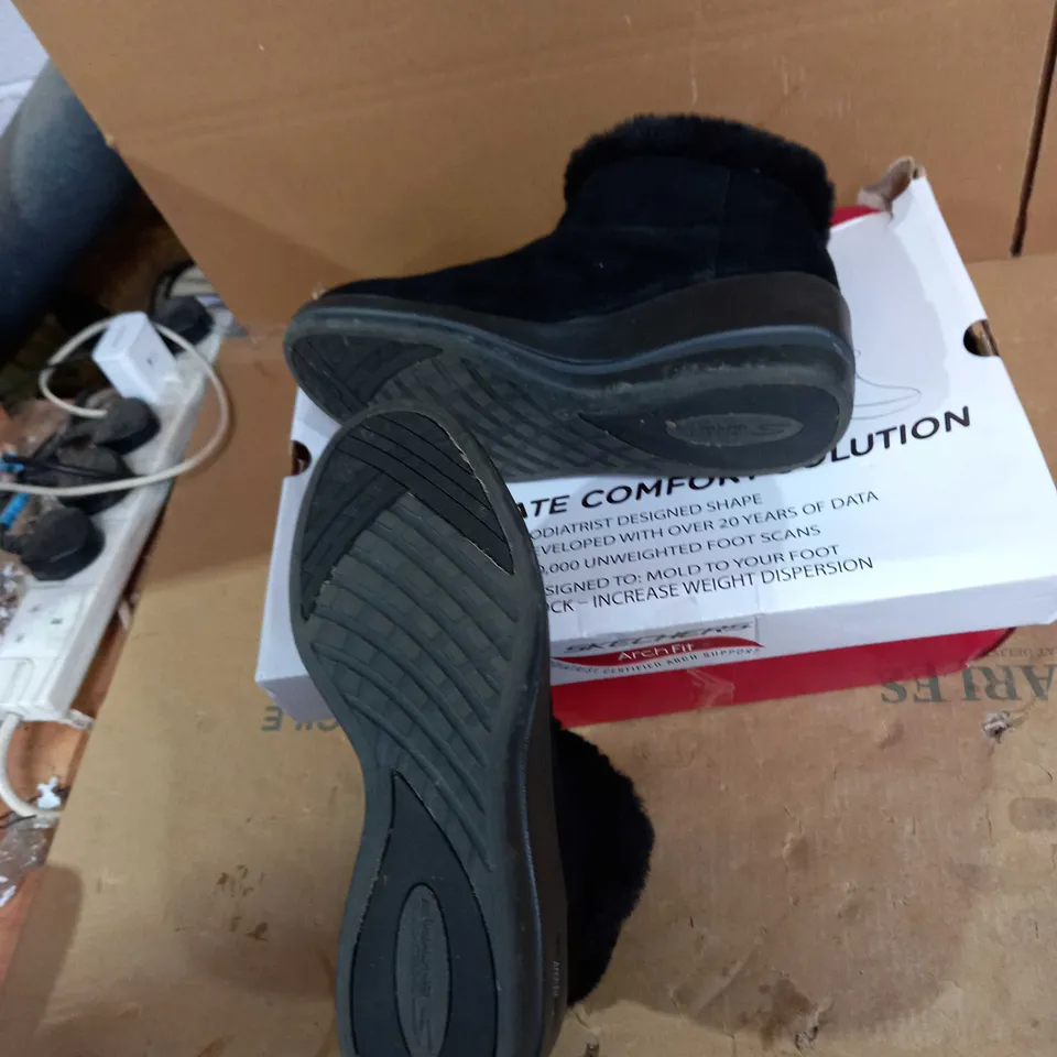SKETCHER WEDGE BOOT SIZE 4 