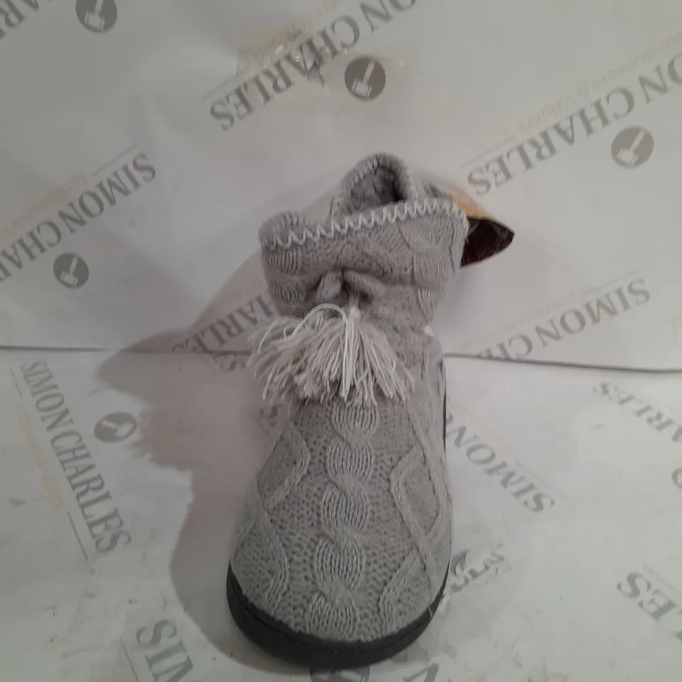 PAIR OF MUK LUKS LINA SLIPPER BOOTS IN MEDIUM GREY - UK SIZE 9