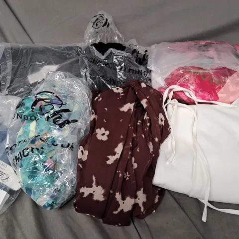 APPROXIMATELY 20 ASSORTED CLOTHING ITEMS IN VARIOUS STYLES AND SIZES 