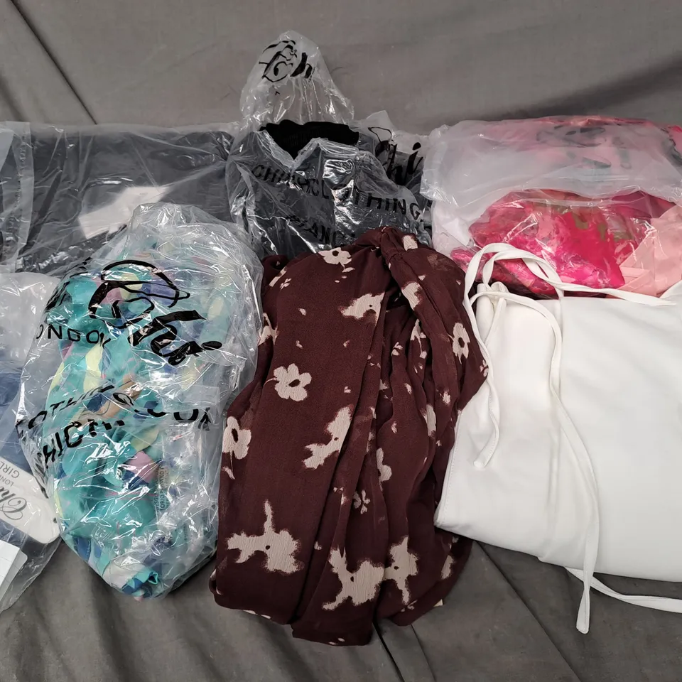 APPROXIMATELY 20 ASSORTED CLOTHING ITEMS IN VARIOUS STYLES AND SIZES 