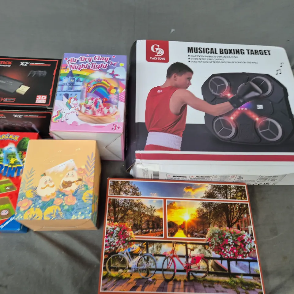 LOT OF 9 ASSORTED TOYS AND GAMES TO INCLUDE POKEMON LABYRINTH , MUSICAL BOXING TRAINER AND SUNRISE JIGSAW