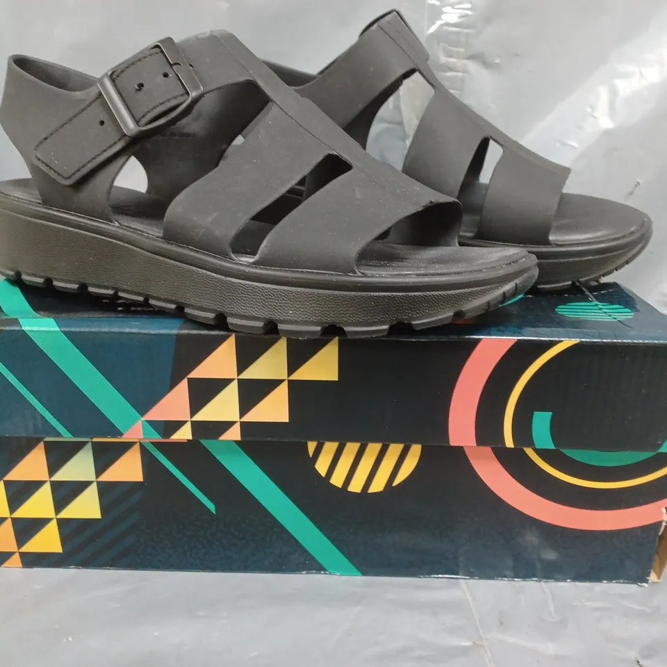 BOXED PAIR OF SKECHERS FOAMIES SANDALS IN BLACK SIZE 7