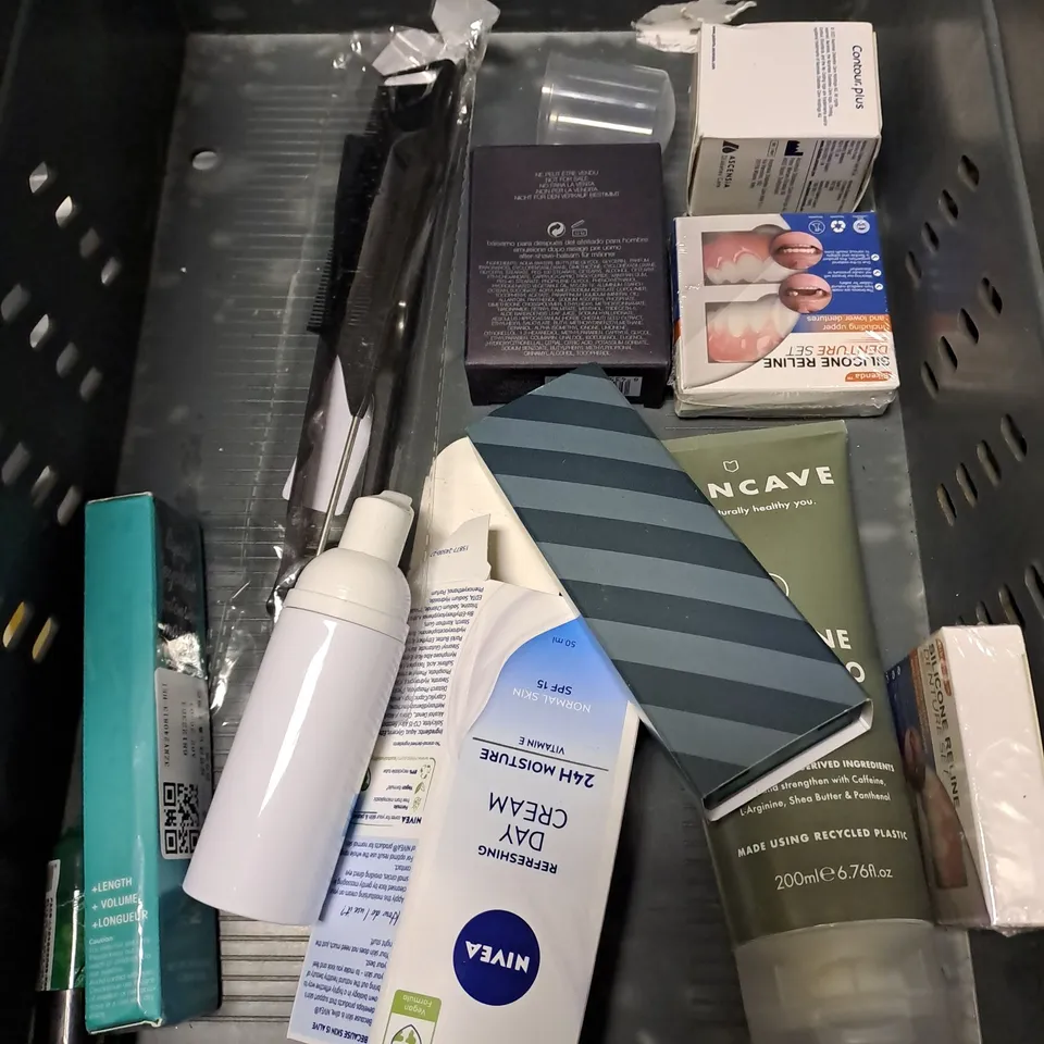 APPROXIMATELY 20 ASSORTED COSMETIC ITEMS TO INCLUDE - SLICK GORILLA HAIR STYLING POWDER - KIEHLS AGE DEFENDER POWER SERUM - THE ORDINARY HYULARONIC ACID 2% - ETC