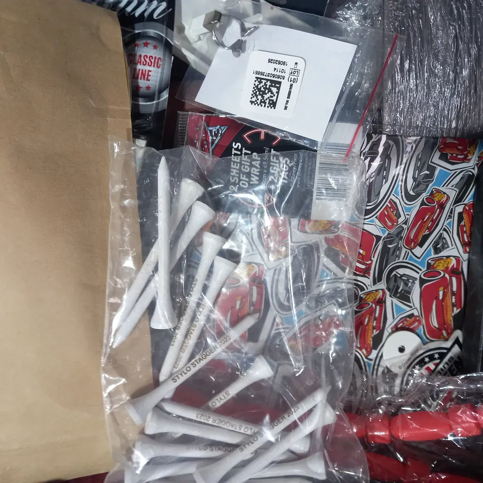 LOT OF APPROXIMATELY 10 ASSORTED HOUSEHOLD ITEMS TO INCLUDE INVOICE BOOK, PERSONALISED GOLF TEES, ETC