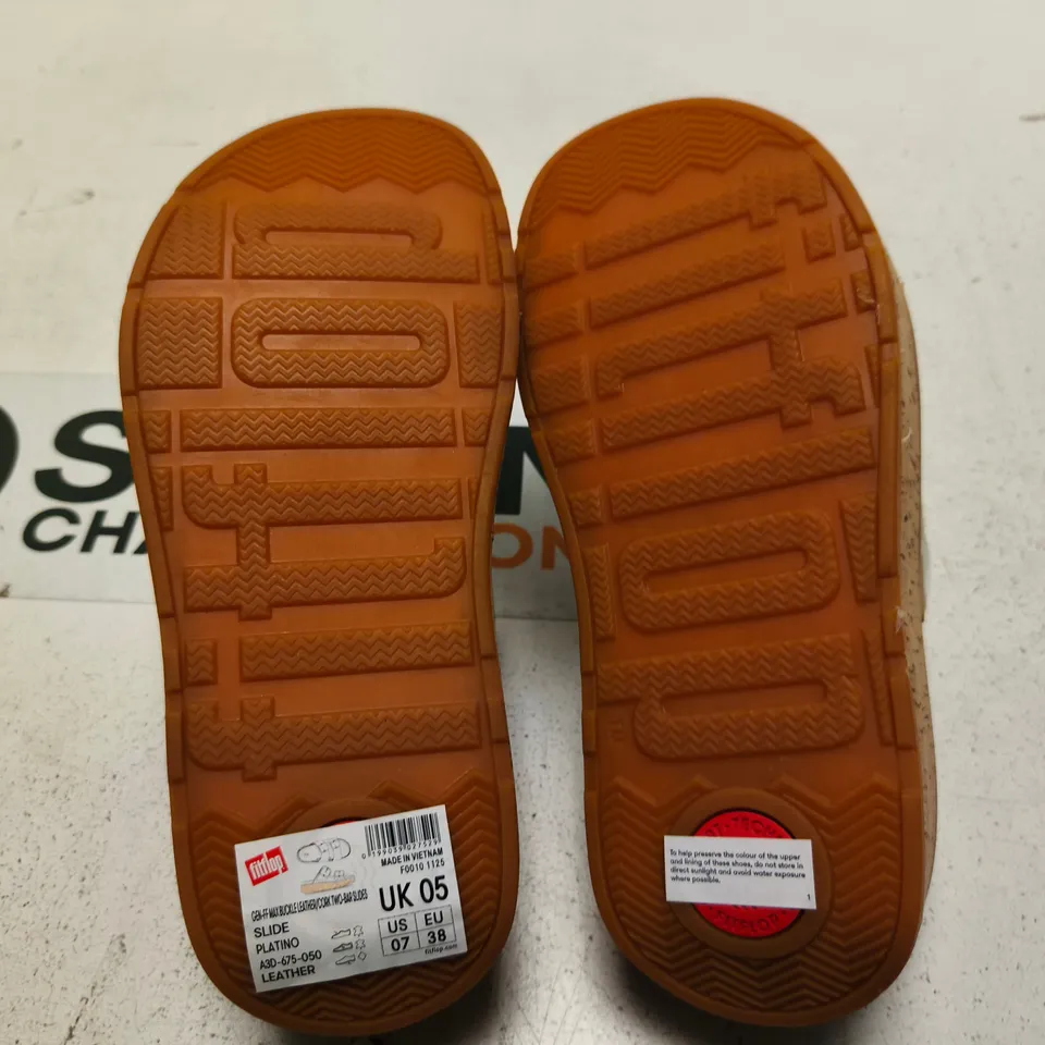 FITFLOP CORK TWO-BAR LEATHER SLIDES – UK 5 (US 7, EU 38)