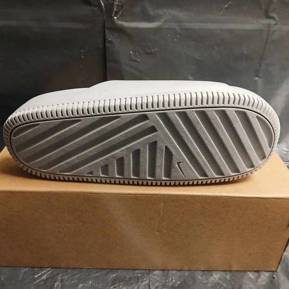 BOXED PAIR OF NIKE CALM SLIDE WOLF GREY – MEN'S SANDALS, UK SIZE 7 