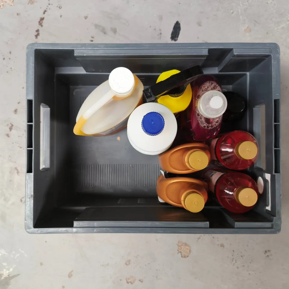 APPROXIMATELY 10 ASSORTED HOUSEHOLD LIQUID PRODUCTS TO INCLUDE -HAND WASH , FABRIC CONDITIONER  , WALLPAPER STRIPPER , ETC 