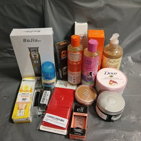 APPROXIMATELY 20 ASSORTED HEALTH & BEAUTY PRODUCTS TO INCLUDE DOVE EXFOLIATING BODY SCRUB, CHILDS FARM BUBBLE BATH, LANCASTER GOLDEN TAN MAXIMIZER, ETC
