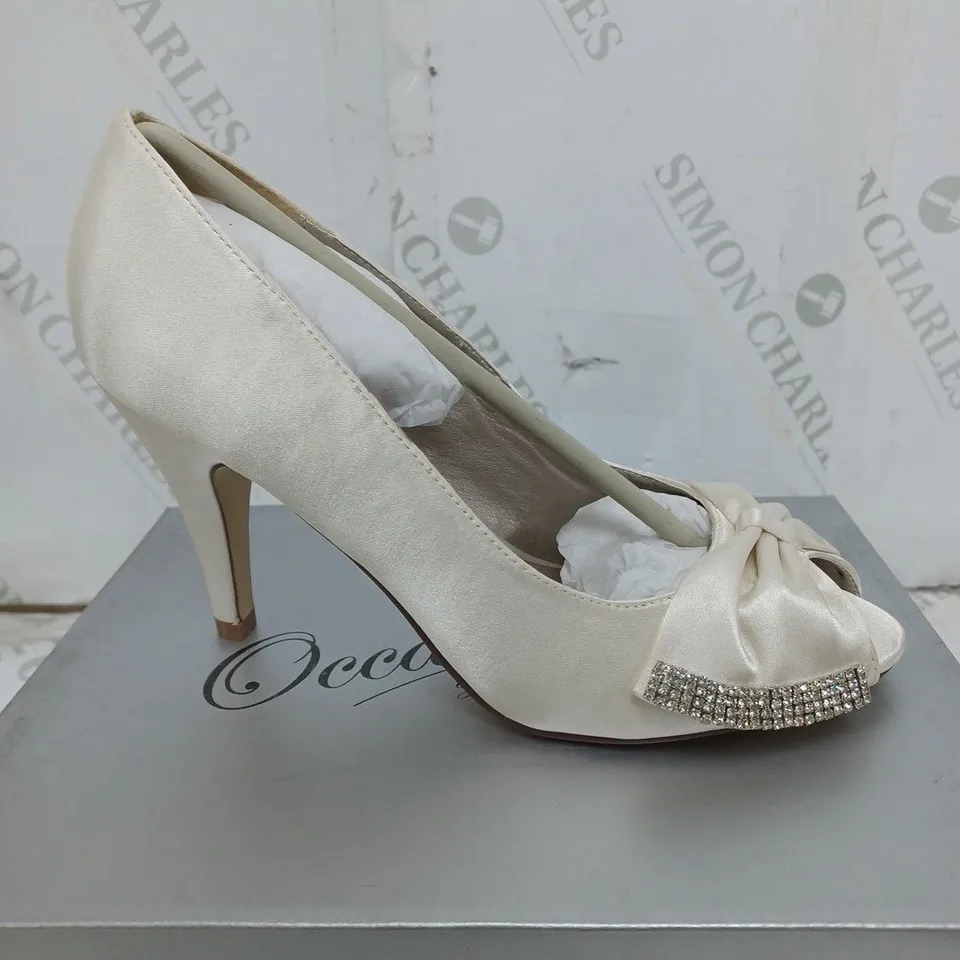 BOX OF APPROXIMATELY 15 PAIRS OF SHOES TO INCLUDE GEM HEELS, WHITE HEELS, FLORAL HEELS ETC