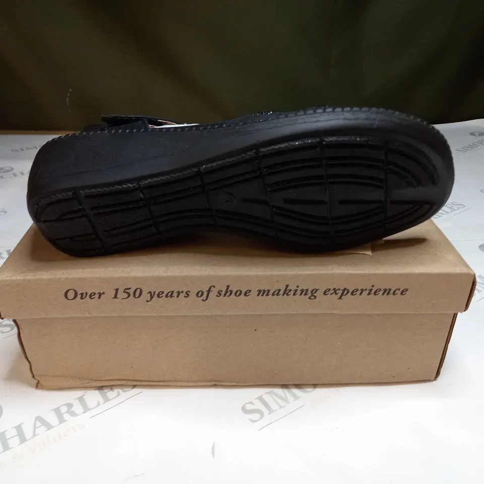 BOXED CUSHION WALK DIAMANTE TRIM SANDALS SIZE 7