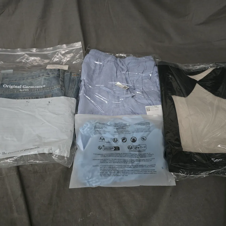 LARGE BOX OF APPROXIMATELY 20 ASSORTED CLOTHING ITEMS IN VARIOUS SIZES, STYLES AND COLOUR 