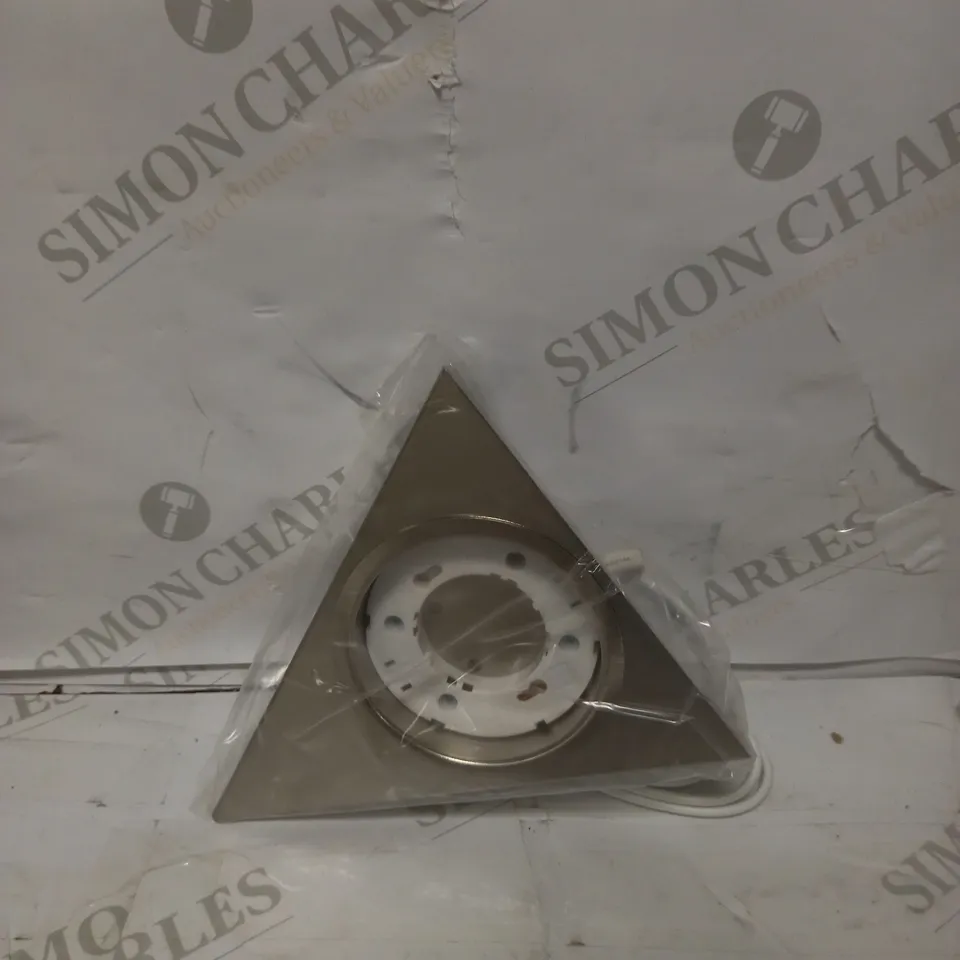 LOT TO CONTAIN 3 X LL STEEL TRIANGLE DOWNLIGHTS 240V 60HZ MAX-9W