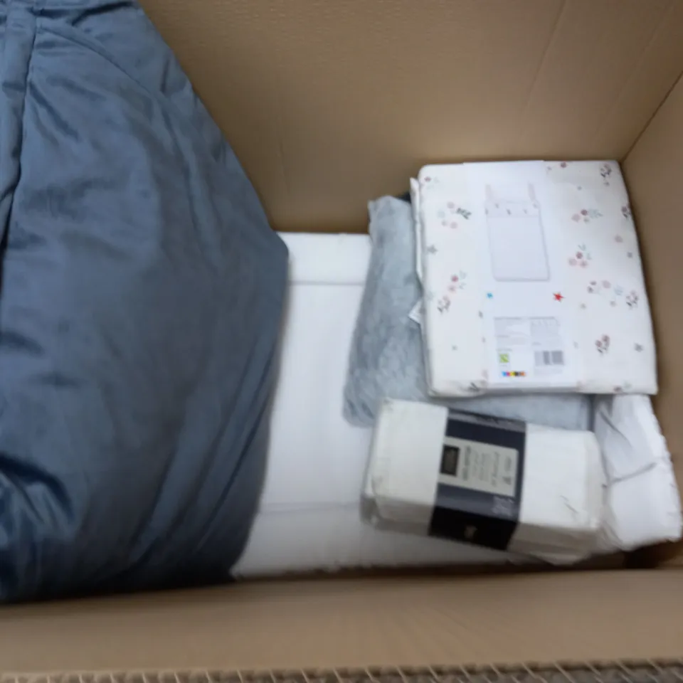 LOT OF 13 ASSORTED HOME FABRIC ITEMS TO INCLUDE FILLED CUSHIONS AND BEDDING SETS