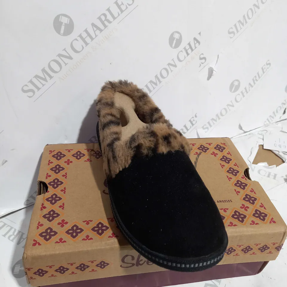 BOXED PAIR OF SKETCHERS FUR LINED LEOPARD SLIPPERS IN BLACK SIZE 3