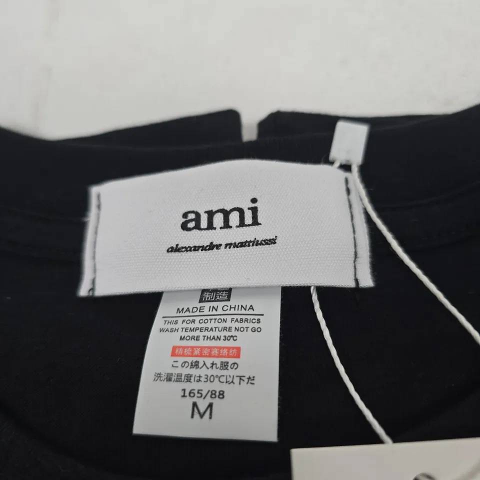 AMI ALEXANDRE MATTIUSSI BLACK T-SHIRT WITH RED HEART LOGO – UK SIZE M