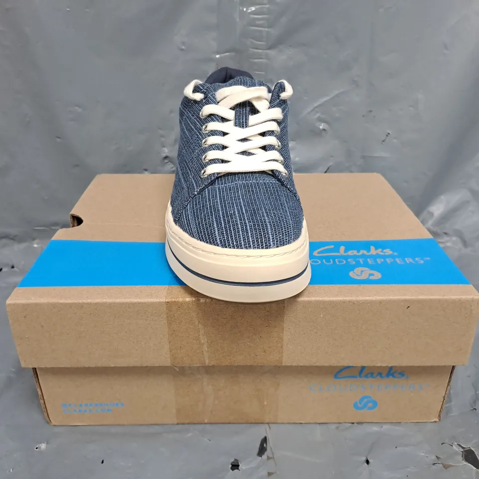 BOXED PAIR OF CLARKS CLOUDSTEPPERS SHOES IN NAVY SIZE UK 4