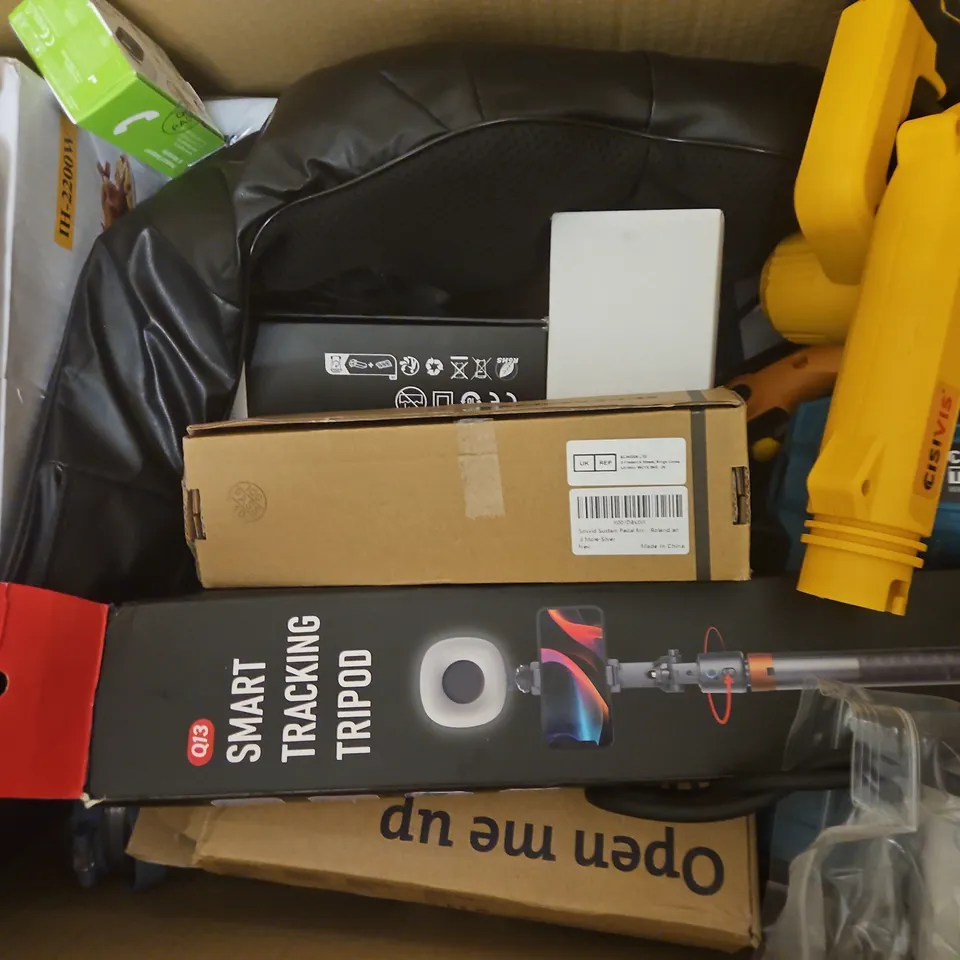 BOX OF APPROXIMATELY 15 ASSORTED HOUSEHOLD ELECTRICAL ITEMS TO INCLUDE FREE TV ANTENNA, BRAUN THERMOSCAN 3, ETC - COLLECTION ONLY