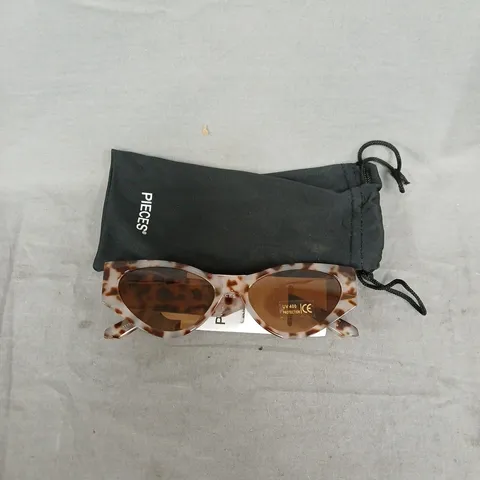 PIECES LOUISA SUNGLASSES IN BROWN