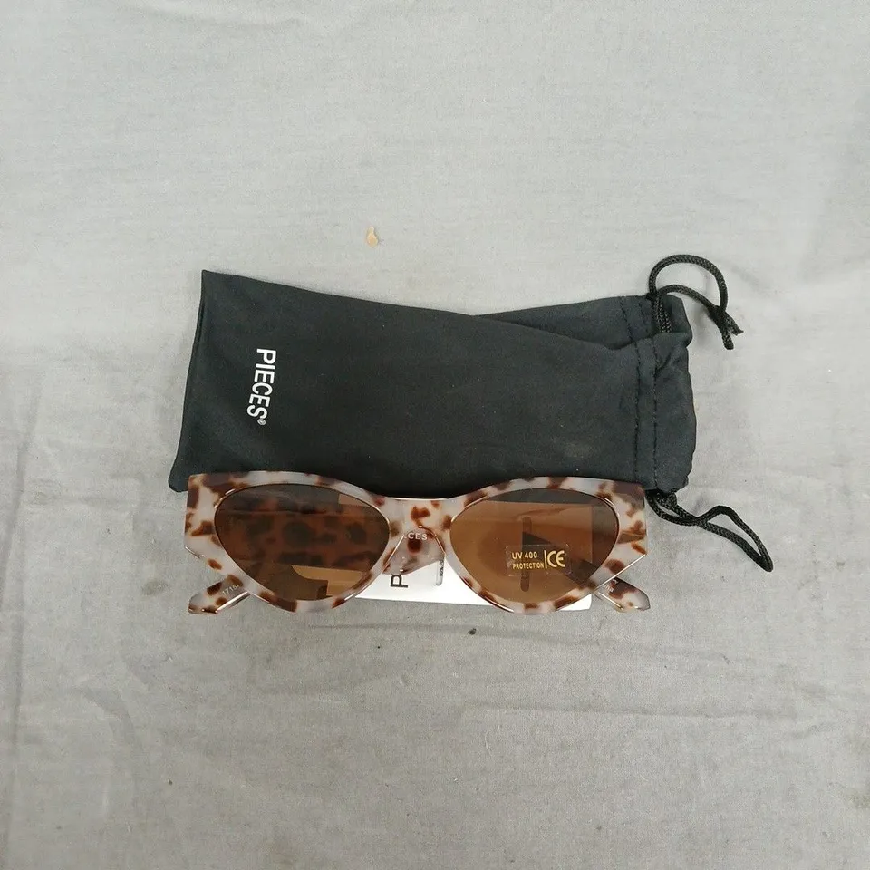 PIECES LOUISA SUNGLASSES IN BROWN