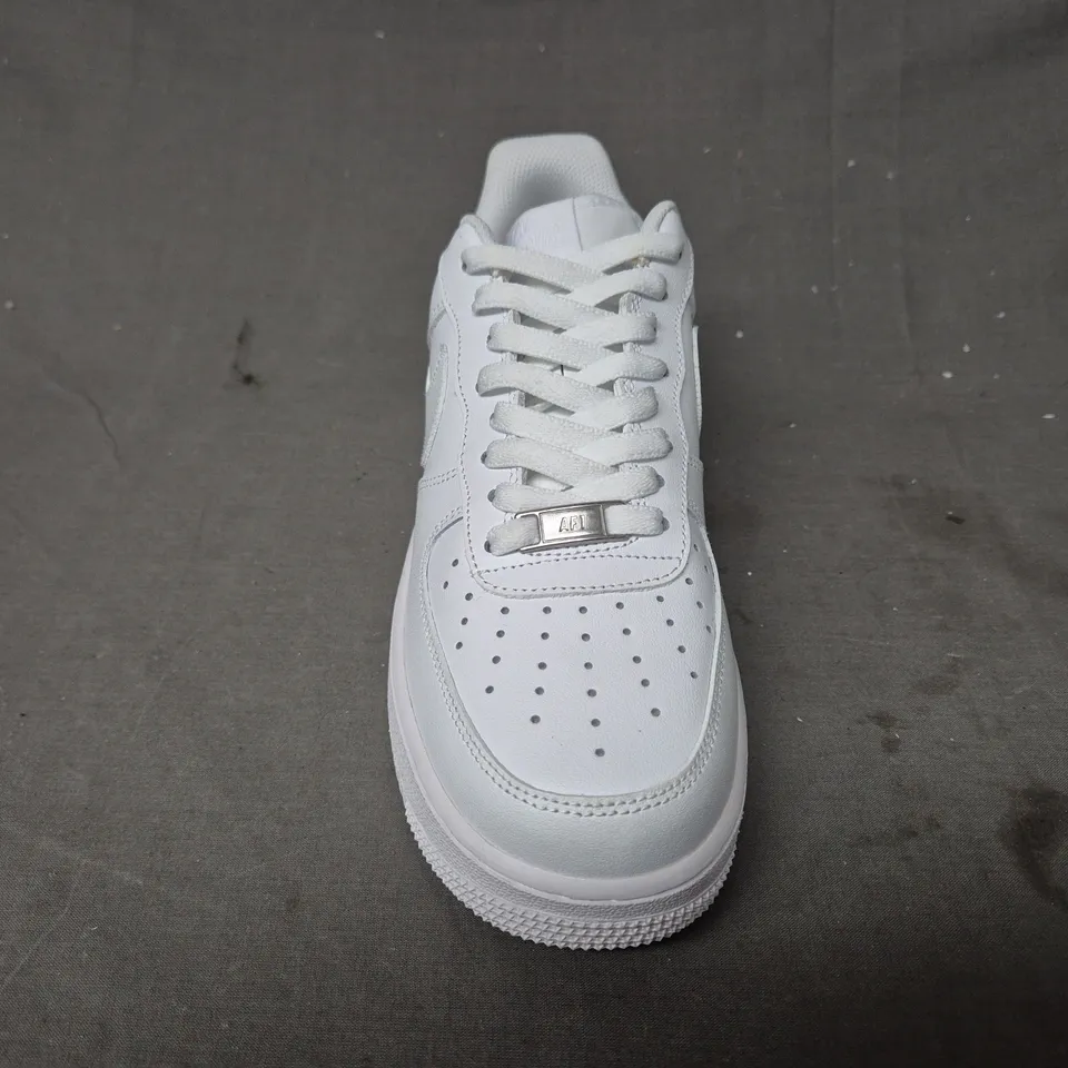 BOXED PAIR OF NIKE AIR FORCE 1 '07 SHOES IN WHITE UK SIZE 6