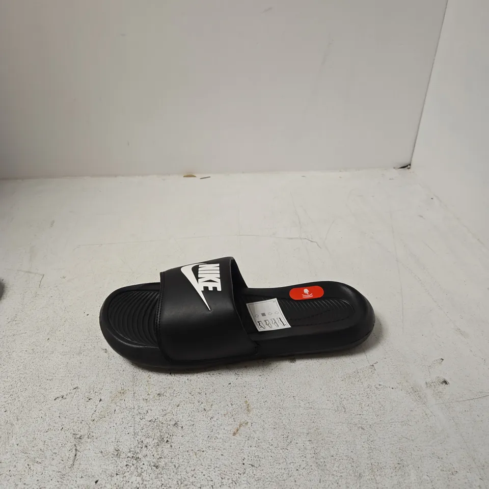  NIKE SLIDE SANDALS – BLACK/WHITE - UK 7 