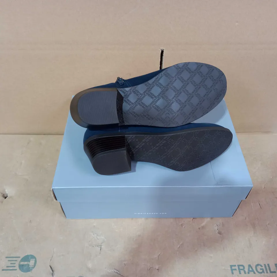 BOXED PAIR OF VIONIC BOOTS - SIZE 4.5